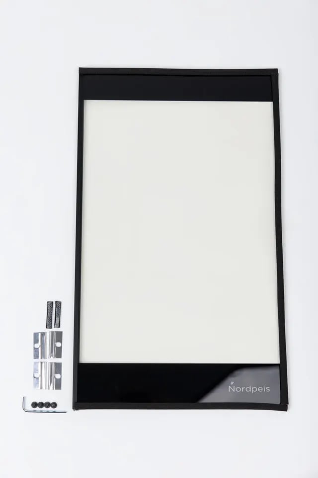 Nordpeis Quadro/S-31A Basic glass høyre side m/logo (inkl vinkelprofil, pakn og glassholdere)