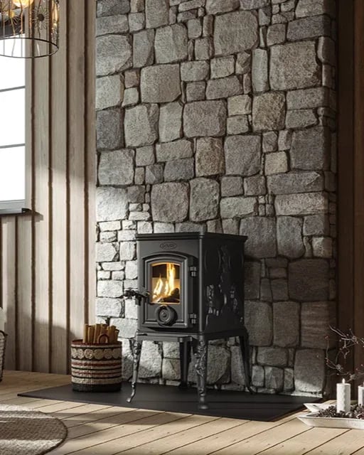 Dovre 101/121 CBS vedovn i klassisk interiør med synlige flammer